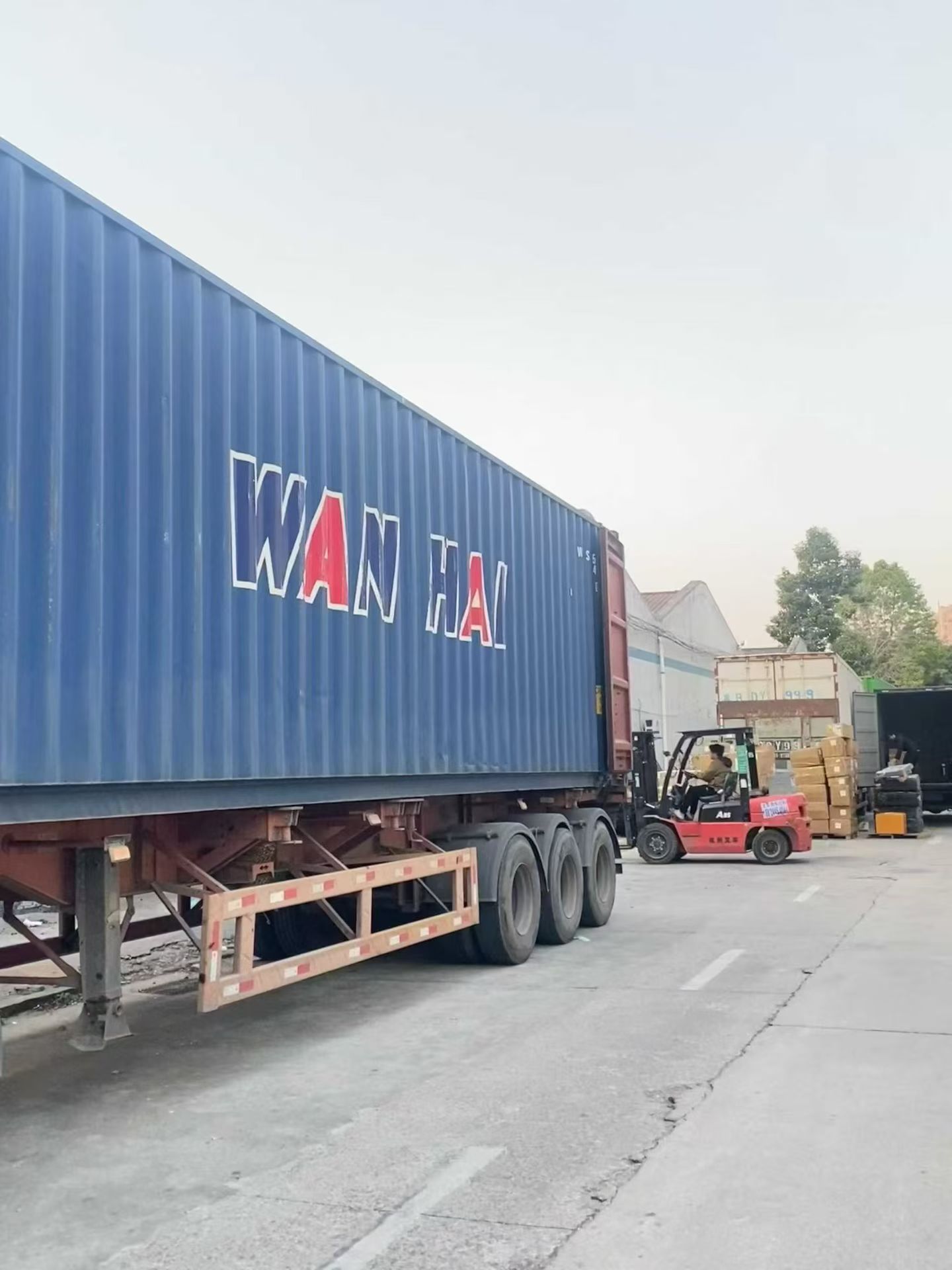 40HQ Container Shipment of 10.2 Tons Mobile Accessories to India